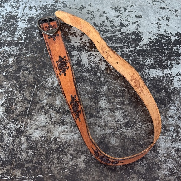 Brown Leather Handmade Belt with Floral Design size 40" - Picture 3 of 4